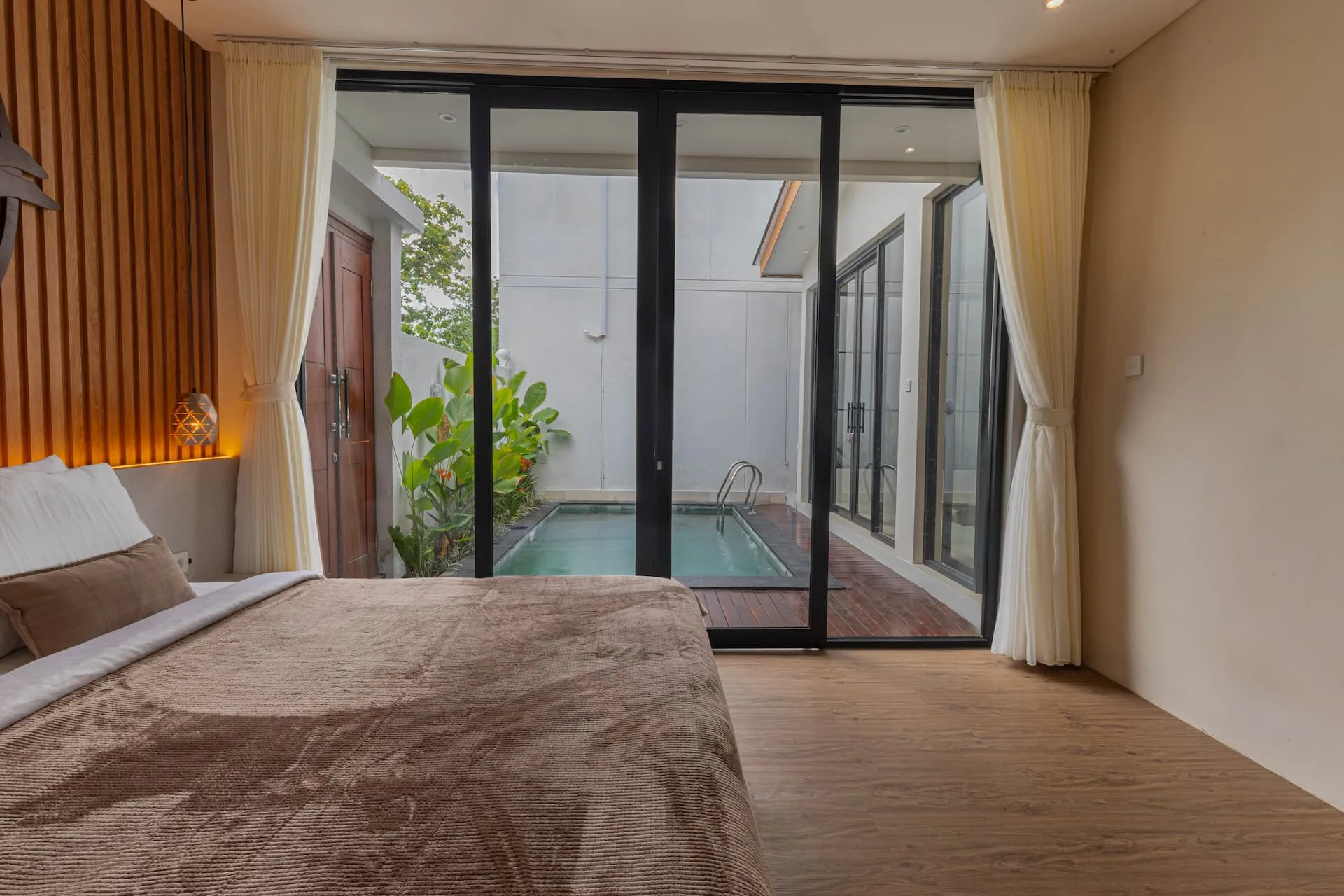 Stunning Modern 2 Bedroom Private Pool with Hot Tub 3