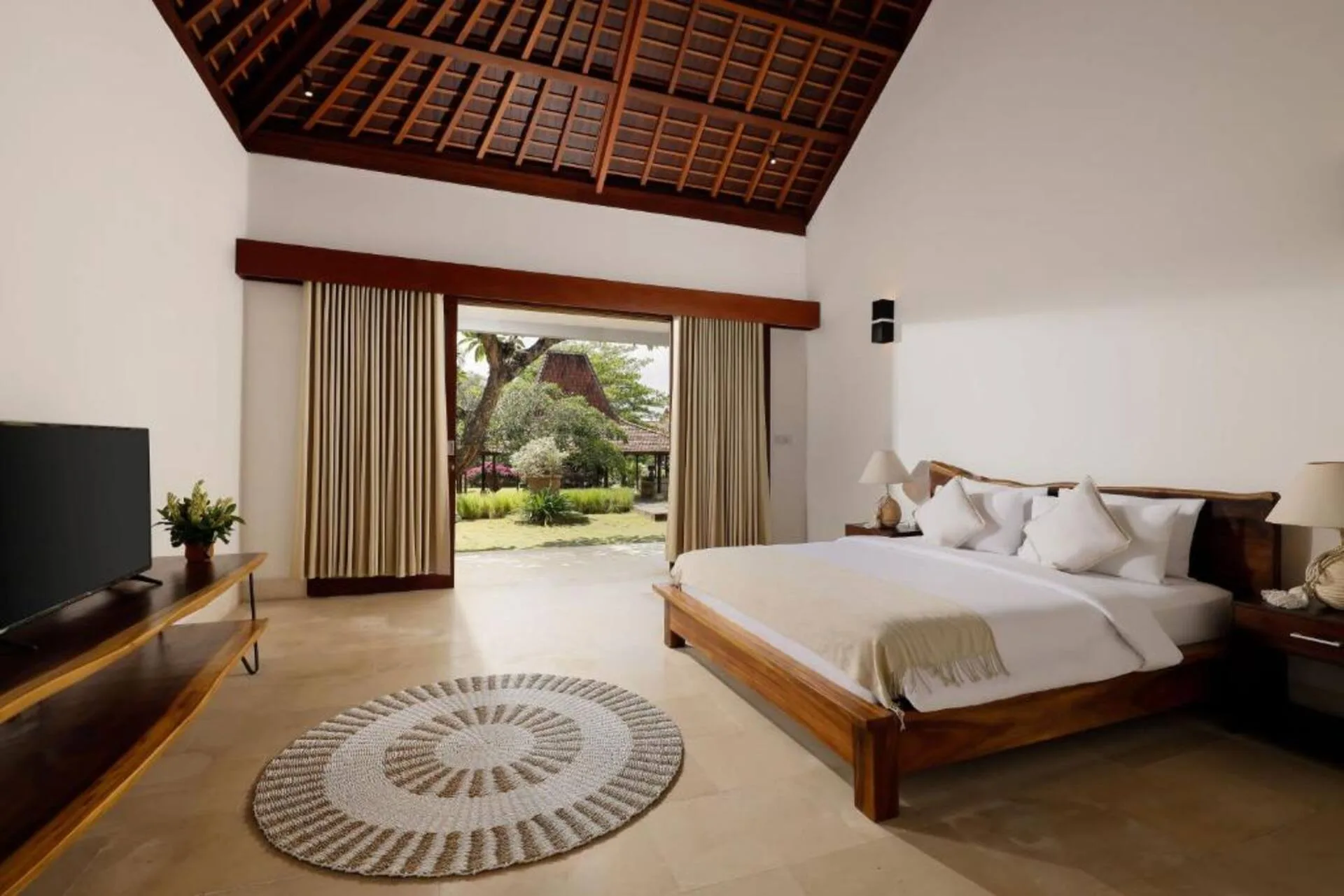 Spacious Poolside Retreat 5 Bedroom Private Villa in Canggu 3