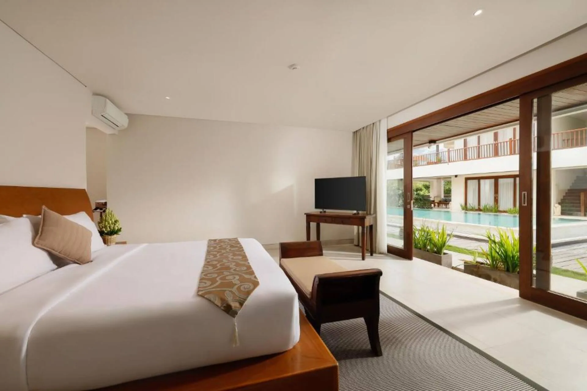 Vibrant Poolside Energy 6 Bedroom Private Villa in Canggu 4