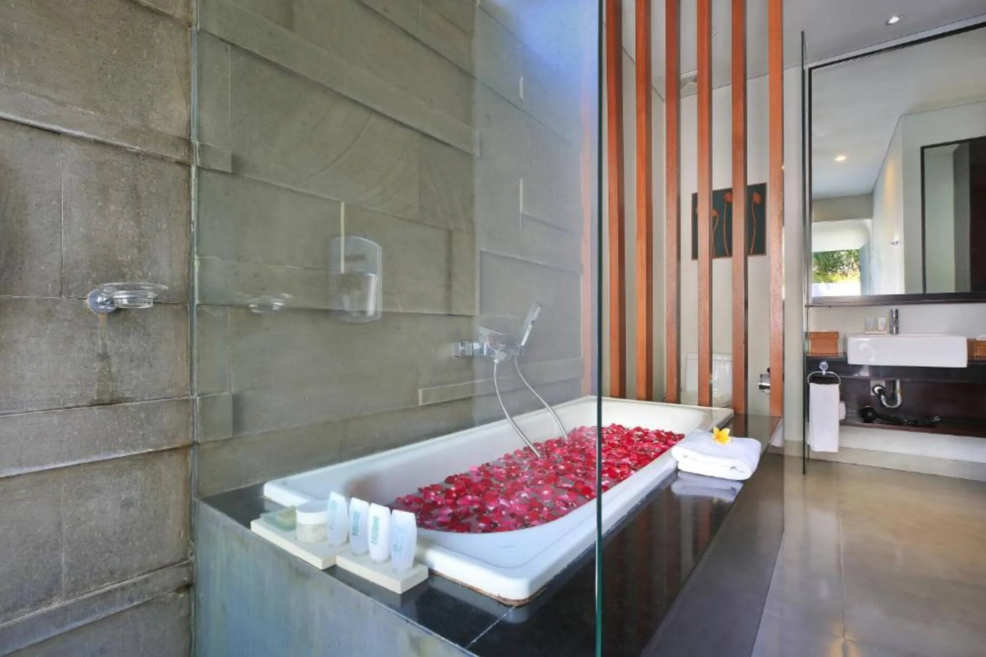 Romantic! 1 Bedroom Honeymoon Villa in Central Seminyak 3