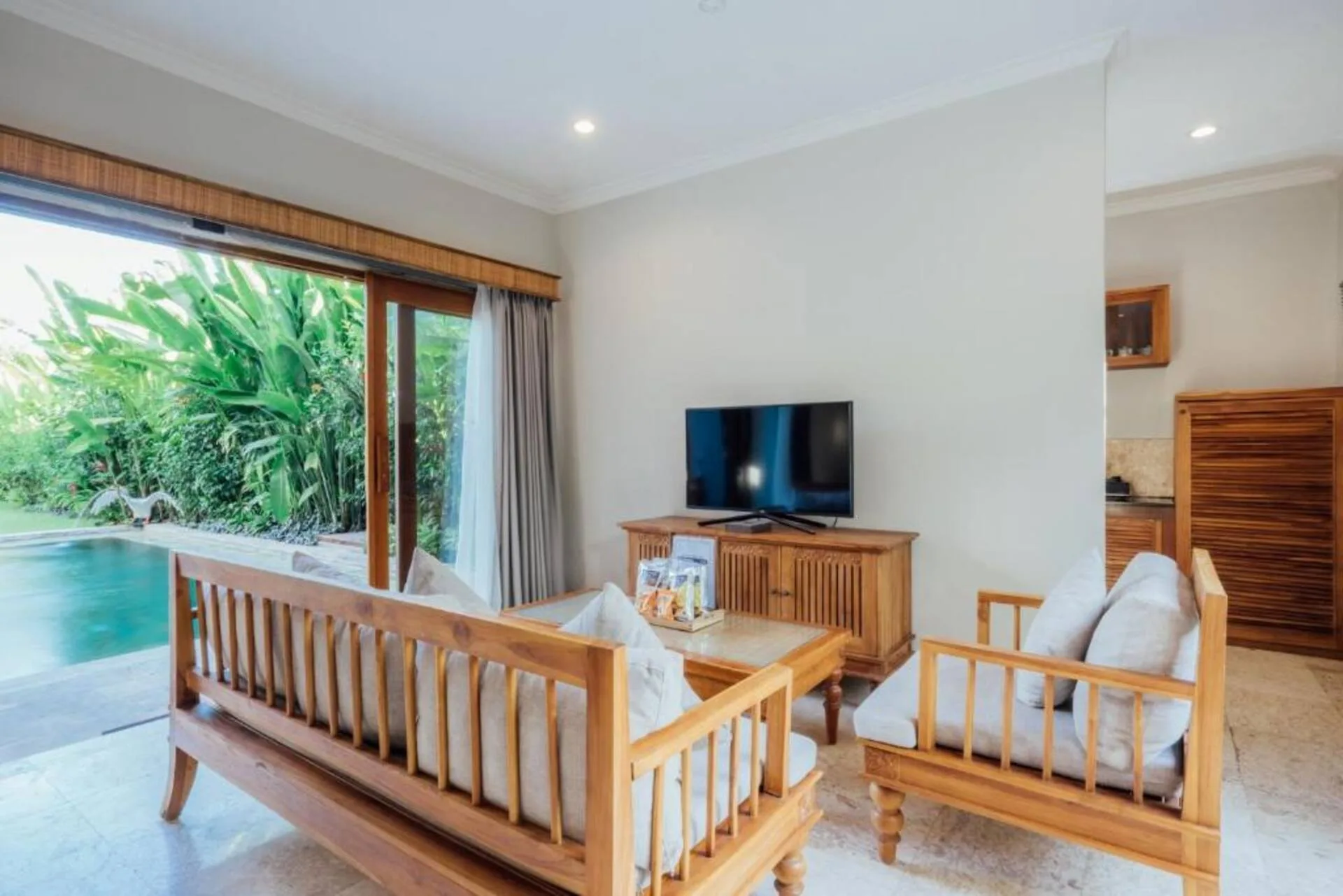 4 Bedroom Private Pool Villa 2mnts to Selukat Beach 5