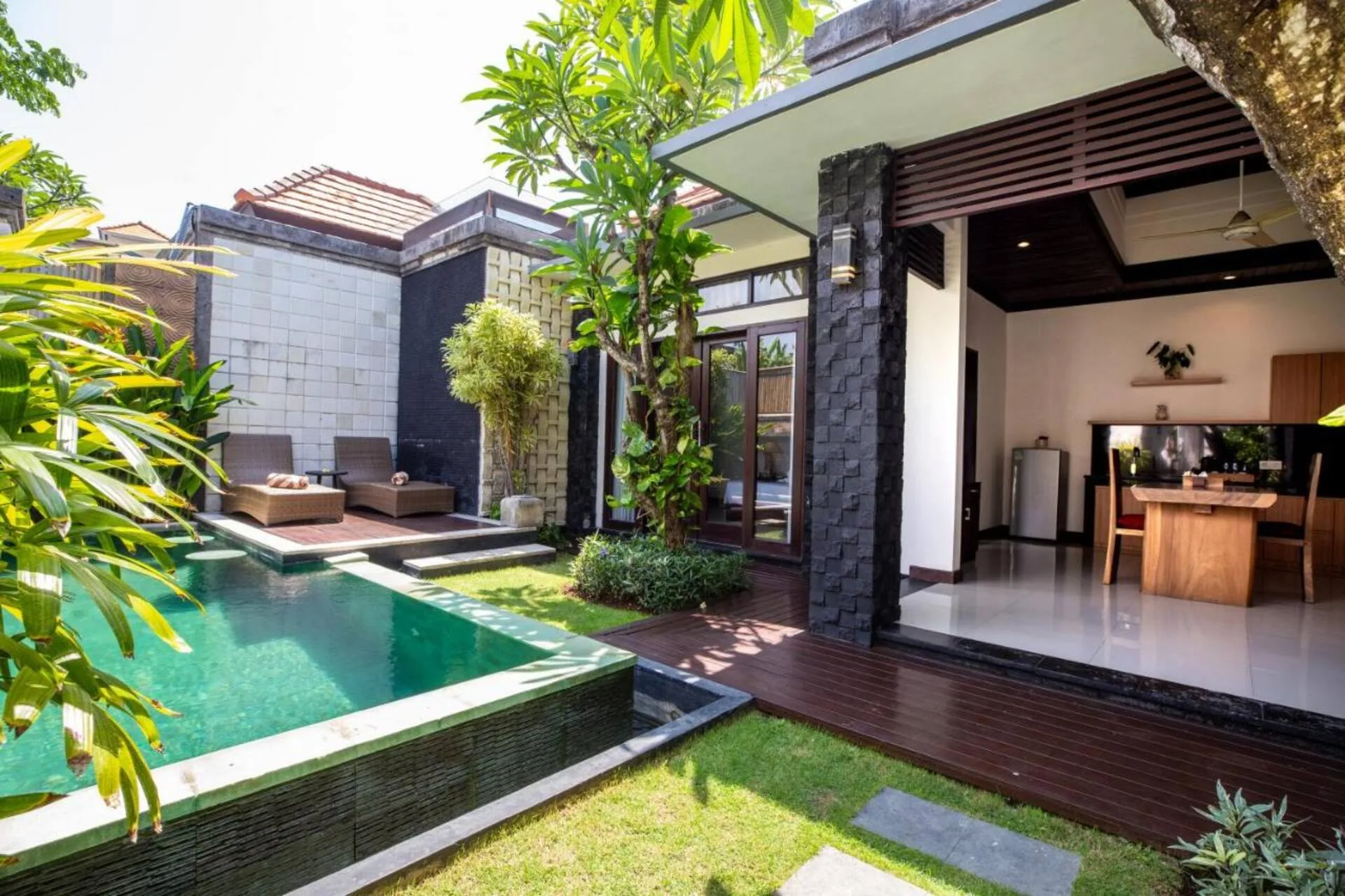 1 Bedroom Budget Villa for Honeymooners 3