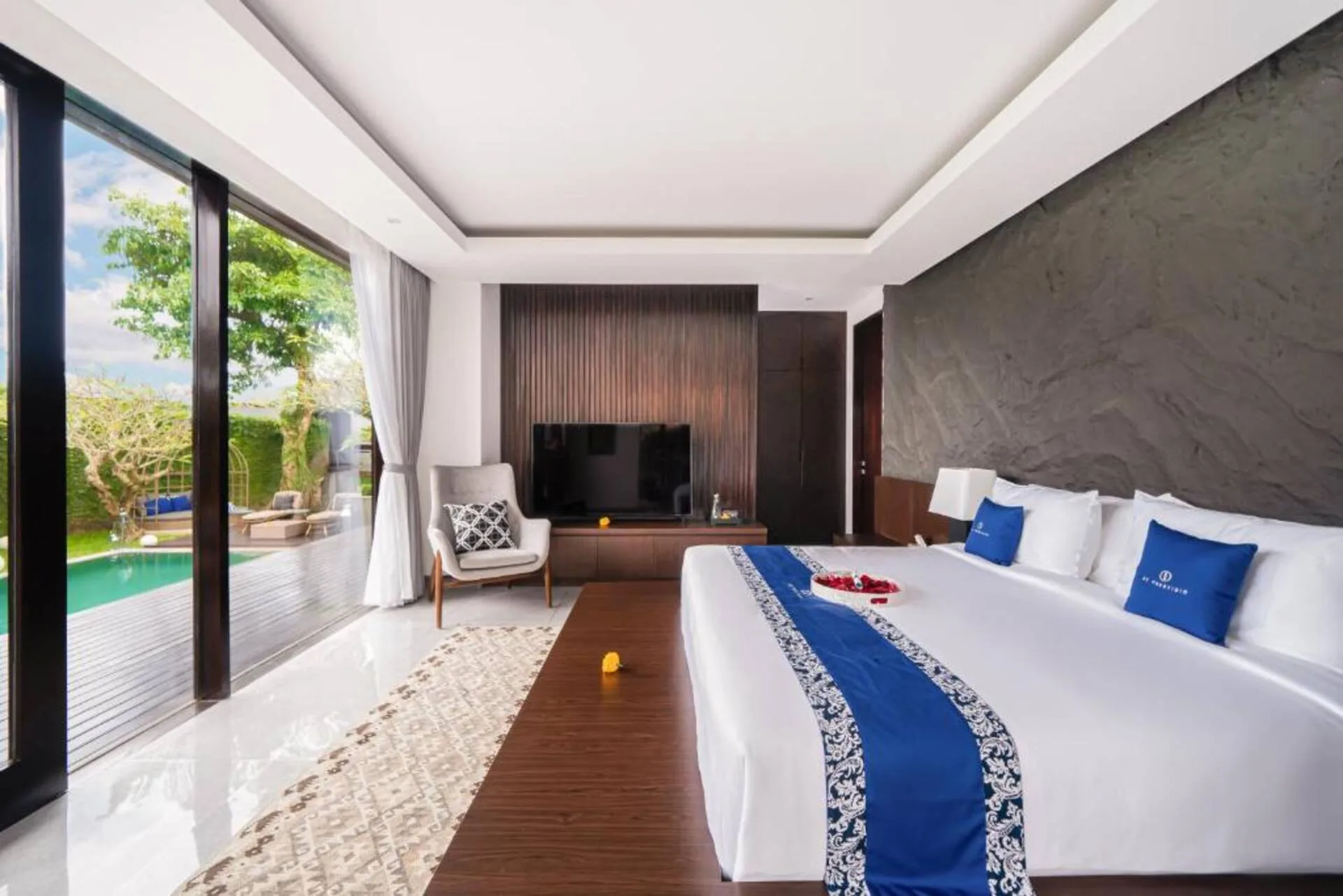 Grand Poolside Estate 6 Bedroom Private Villa in Bali 5