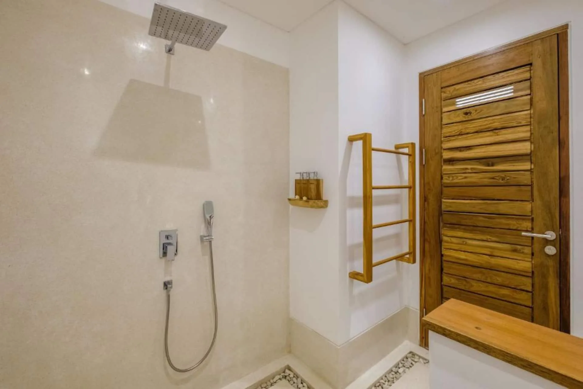 Tropical 4 Bedroom Private-easy Access-near Construction 3