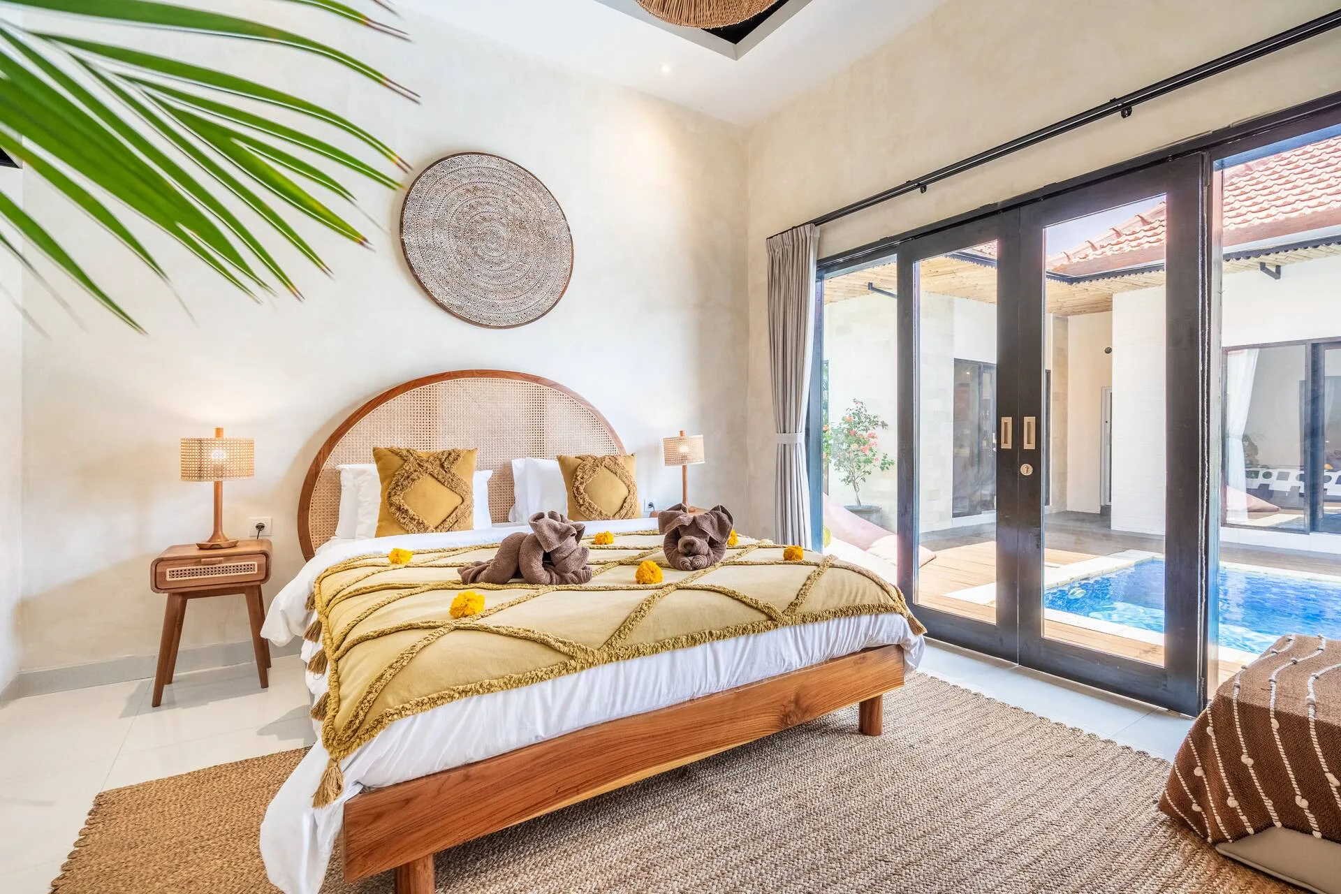 Luxury 3 Bedroom Villa with Pool & Designer Lounge 4