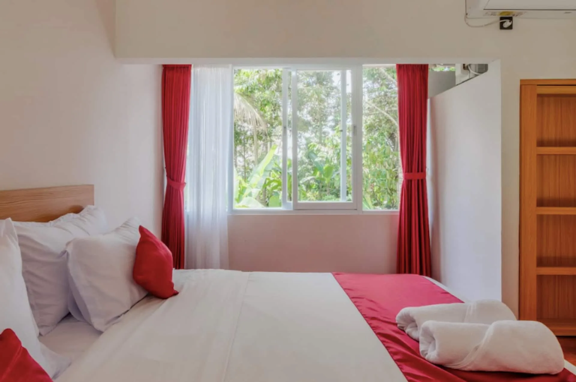 Cozy Mezzanine with Infinity Shared Pool Payangan 2