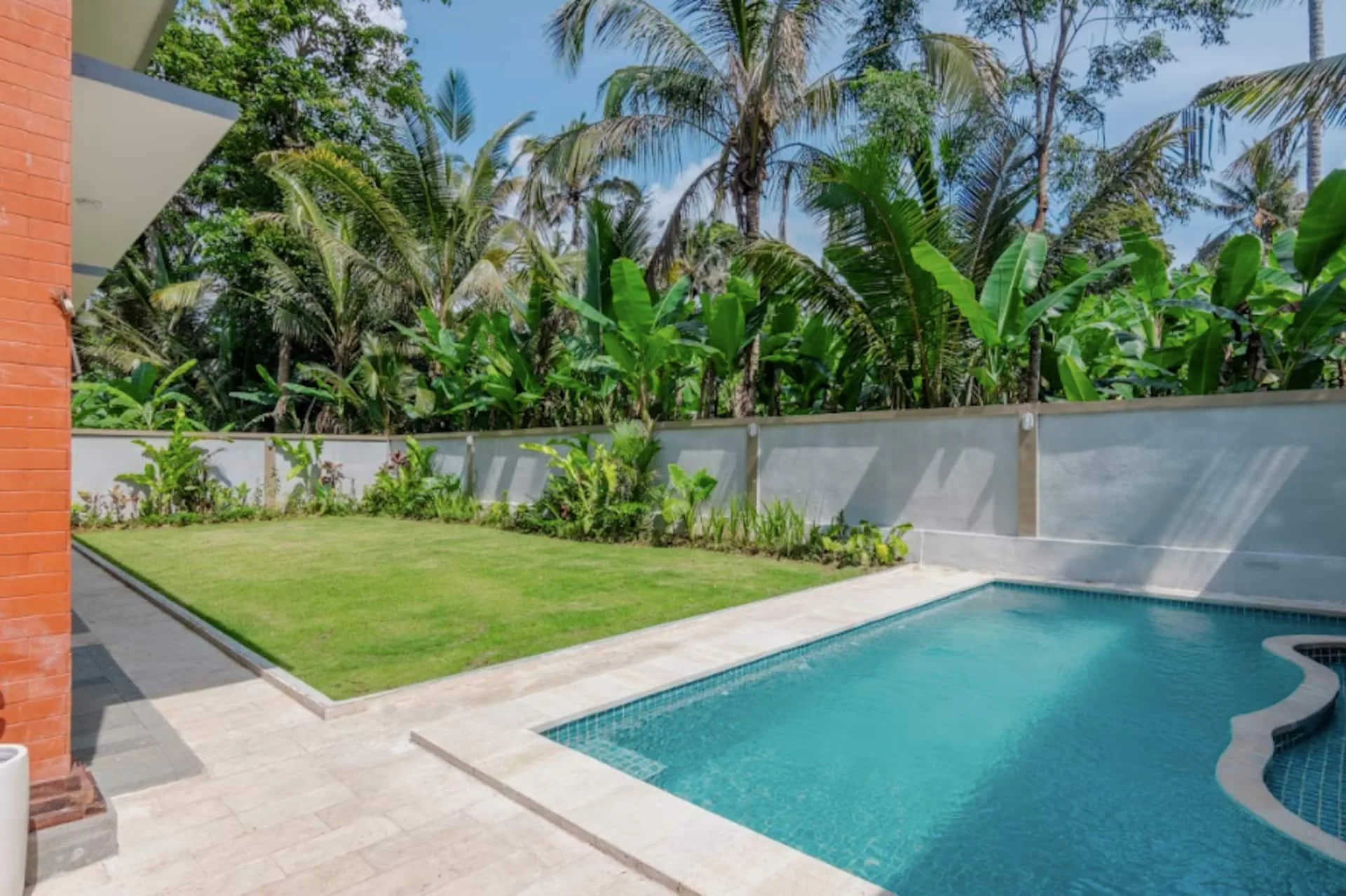 Cozy Mezzanine with Infinity Shared Pool Payangan 3