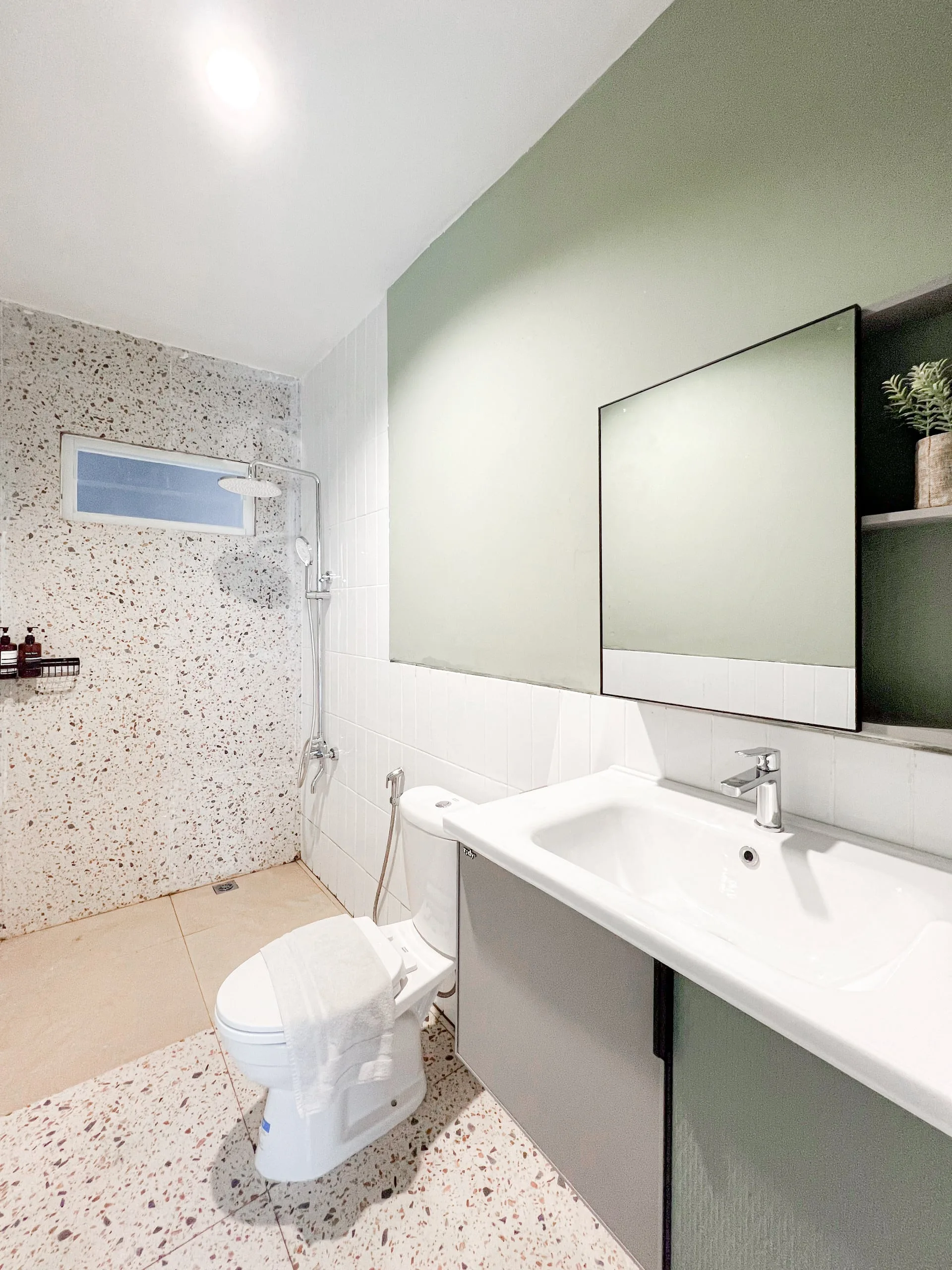 Affordable Deluxe Room in Central-working Space 2