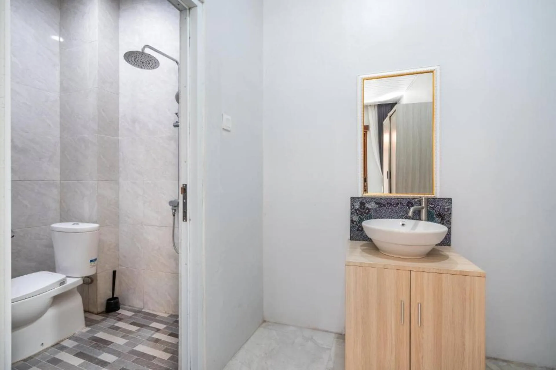 Budget Friendly Deluxe Room Balcony-central Kuta 3