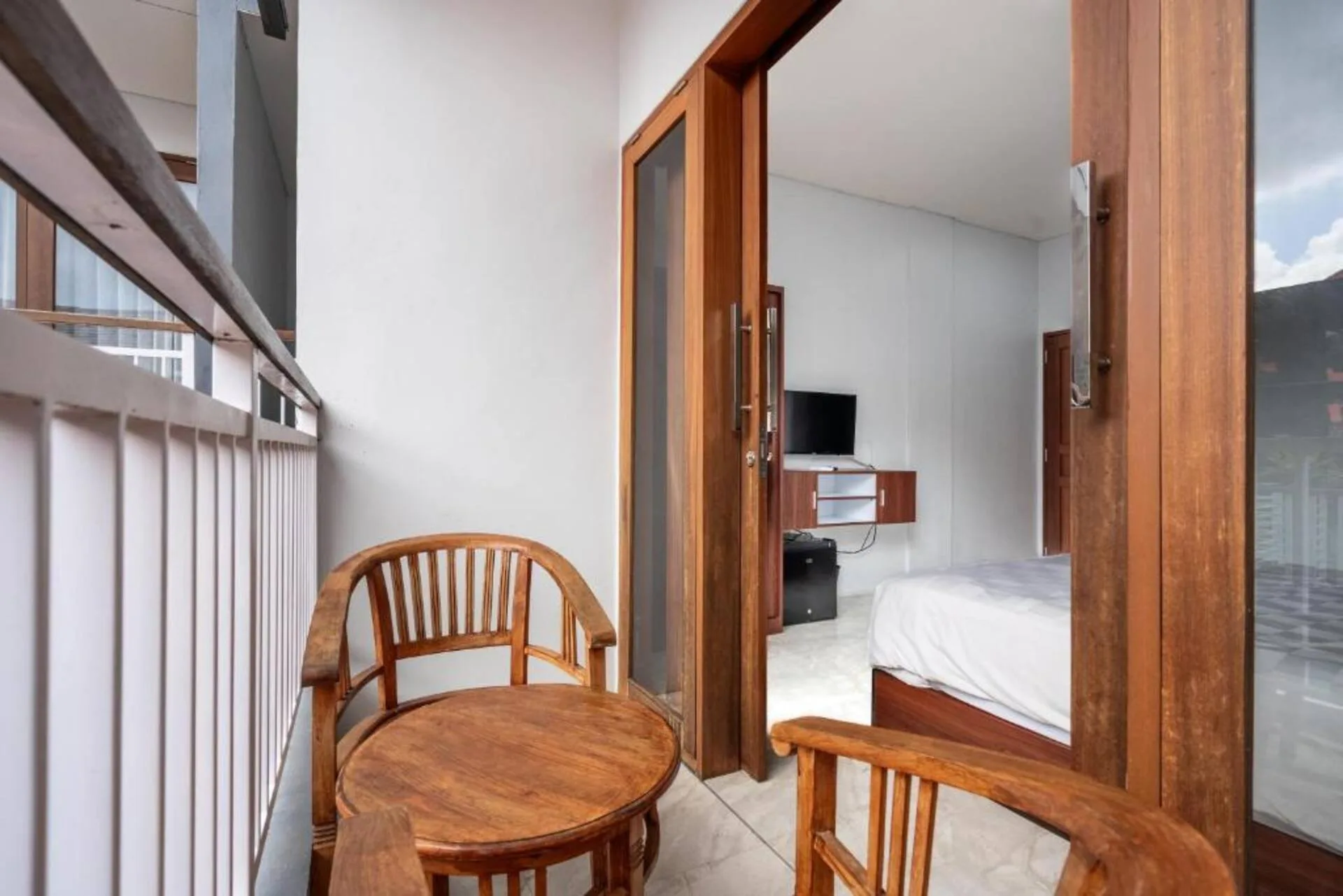 Budget Friendly Deluxe Room Balcony-central Kuta 4