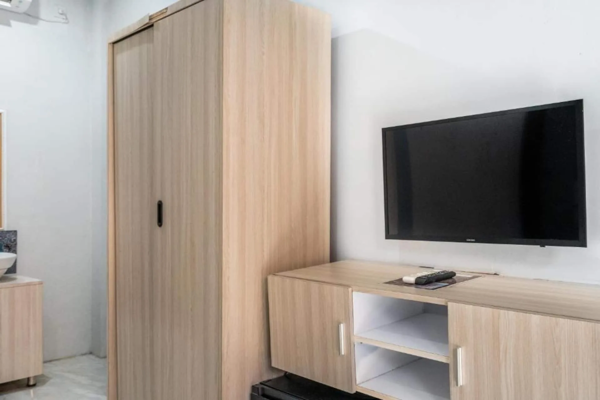 Budget Friendly Deluxe Room Balcony-central Kuta 5