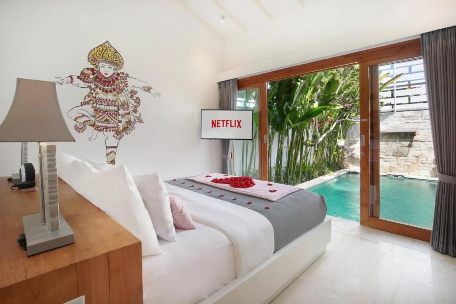 Romantic Villa with Private Pool and Bathtub 3