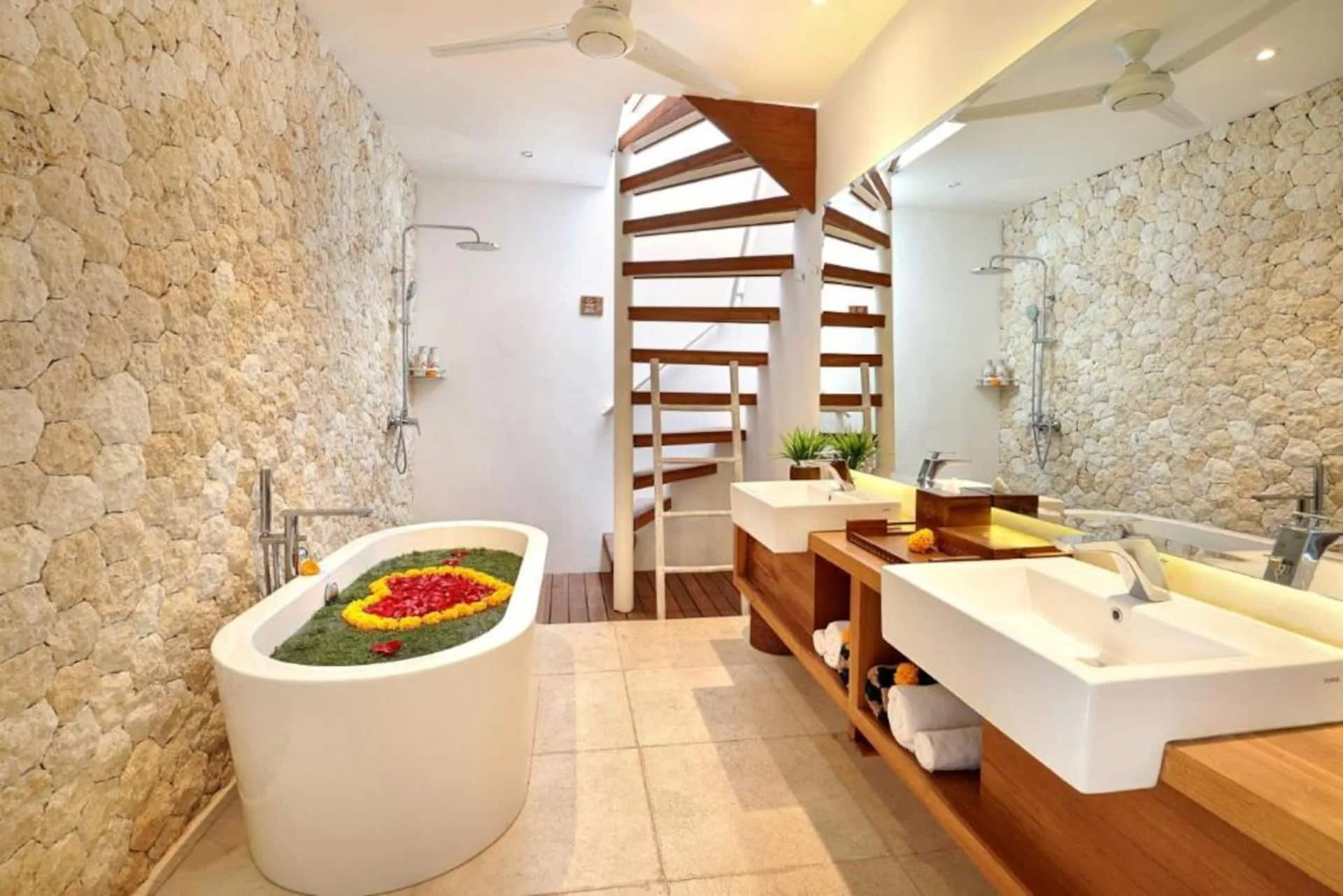 Romantic Villa with Private Pool and Bathtub 5