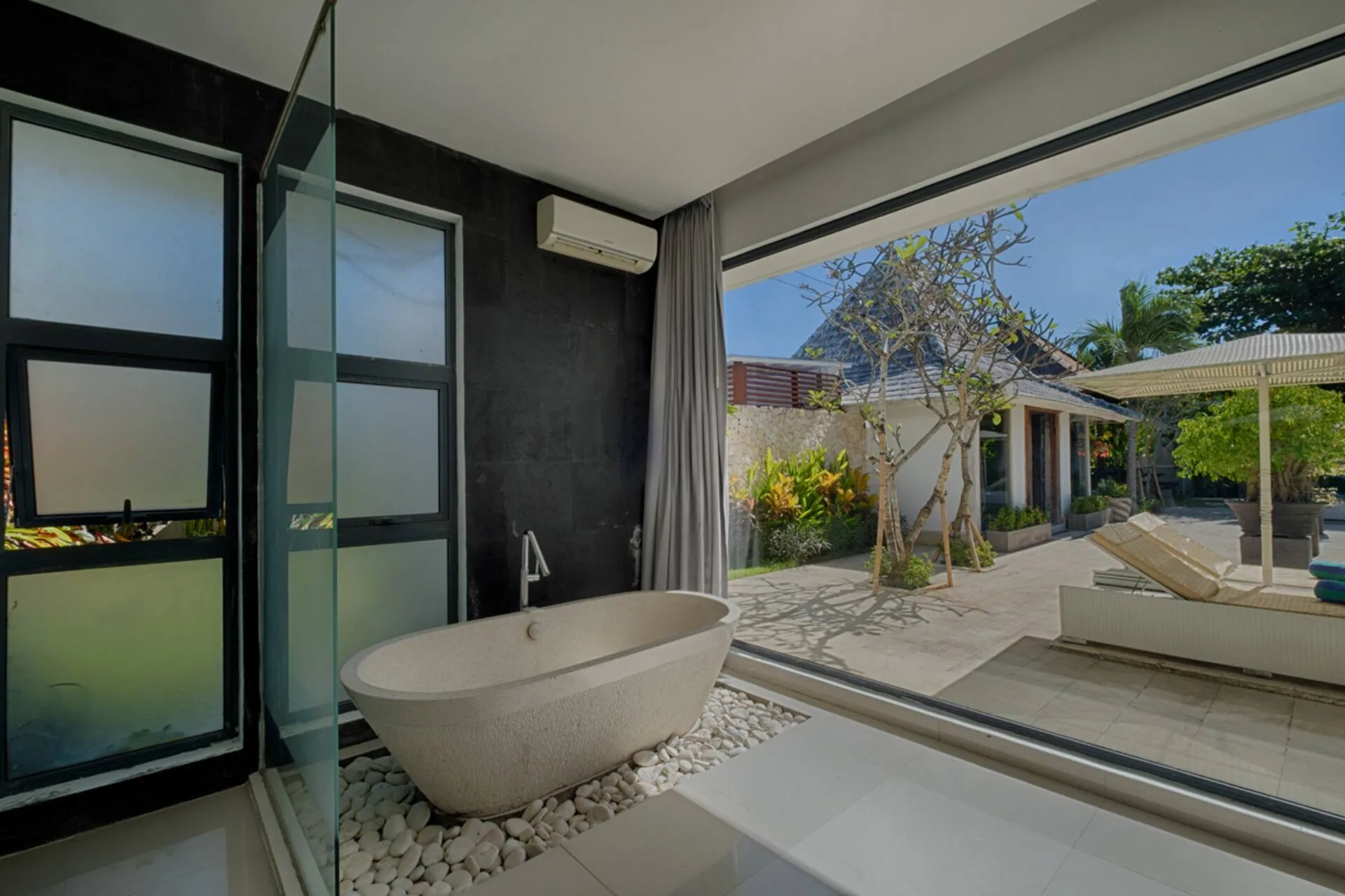 Elegant White-theme 3 Bedroom Private Villa in Canggu 5
