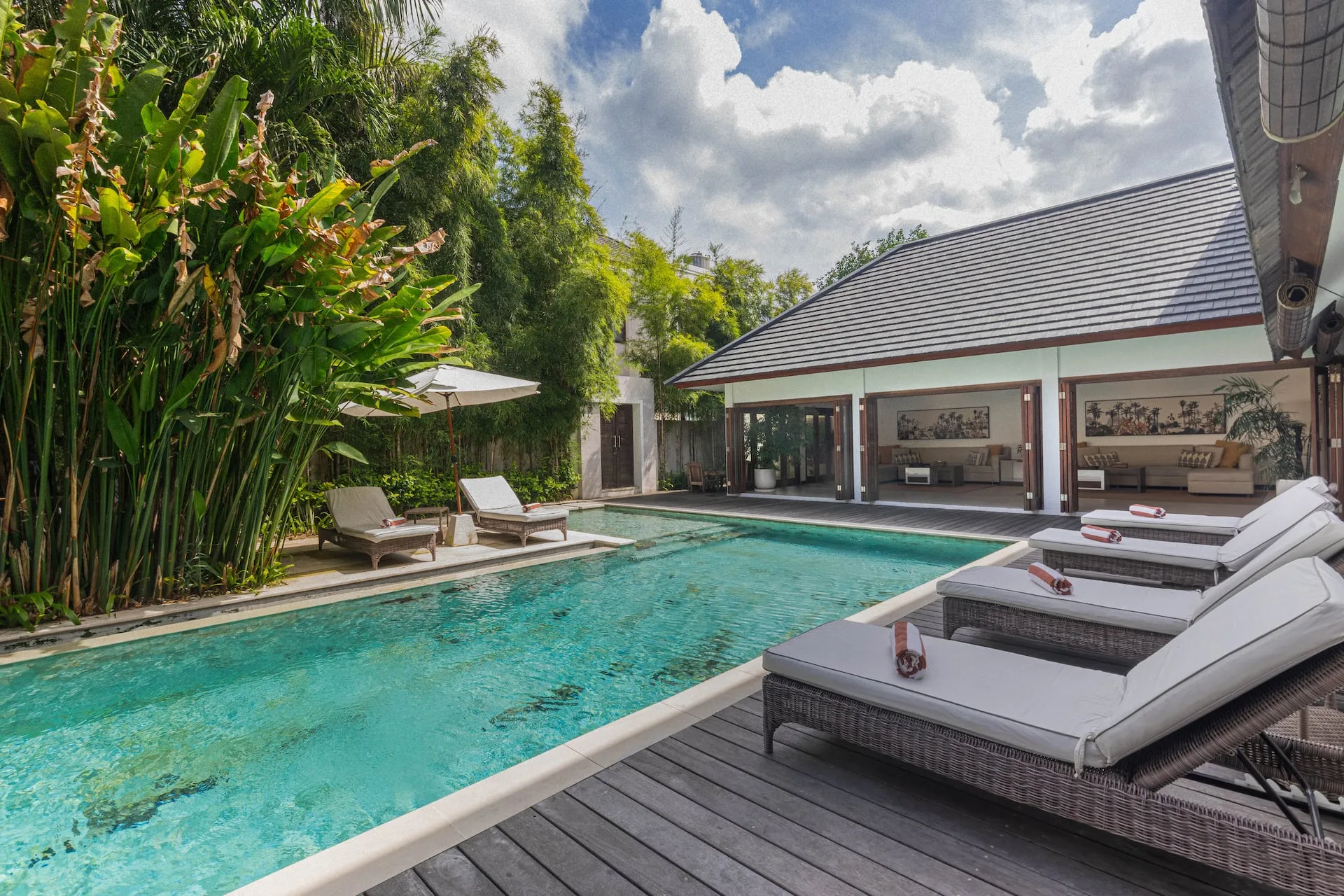 Stunning Big 4 Bedroom Seminyak - 1 Minutes to Beach