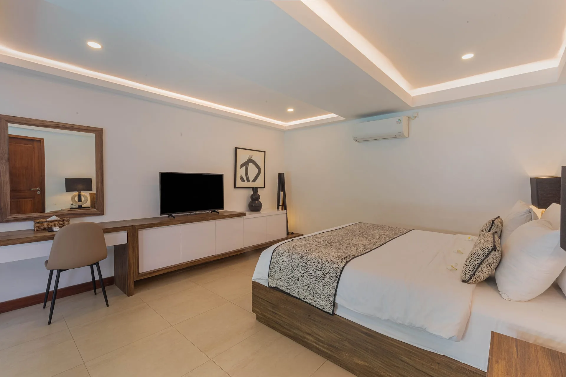 Stunning Big 4 Bedroom Seminyak - 1 Minutes to Beach 5