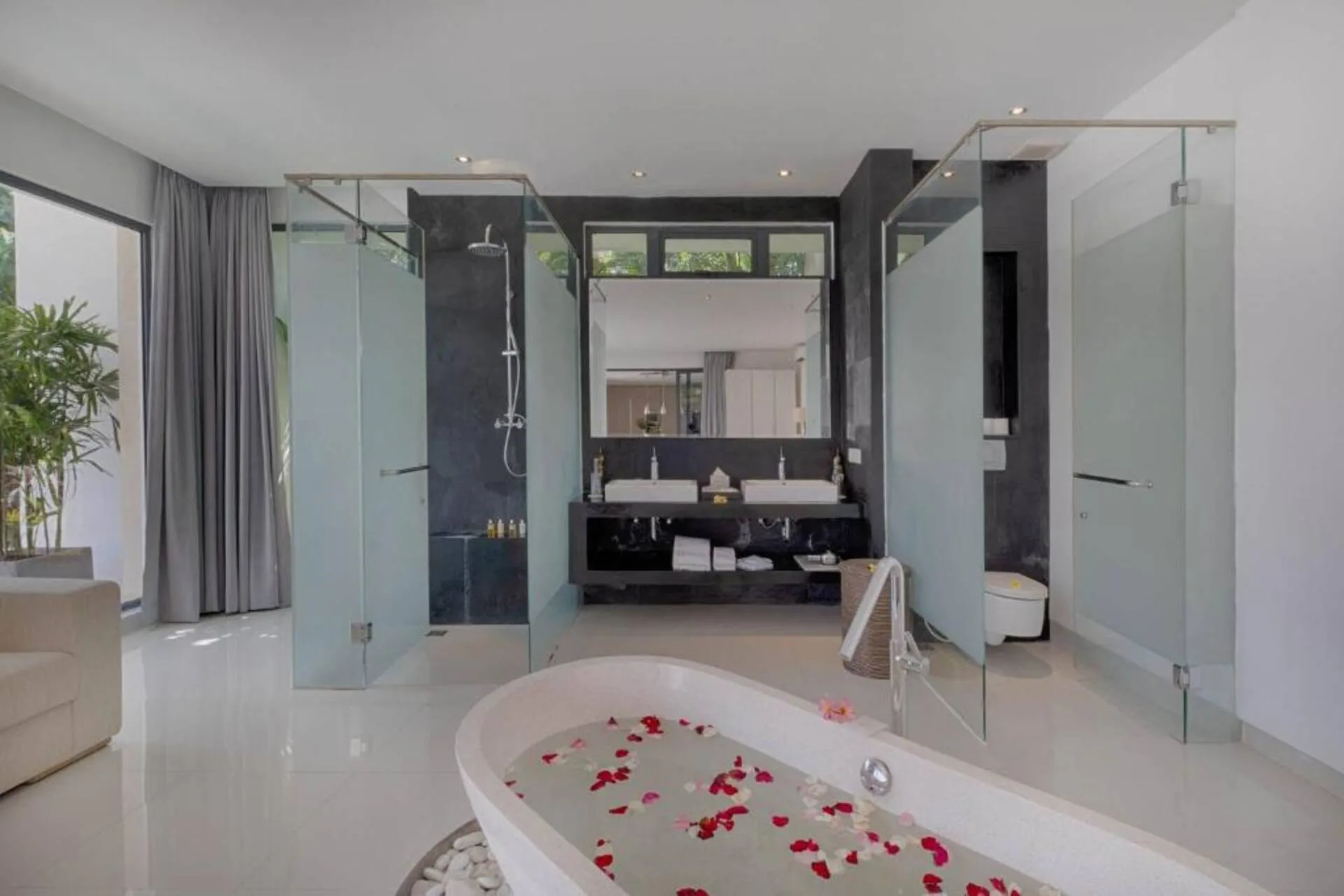 Romantic Garden Retreat 3 Bedroom Private Villa in Canggu 4
