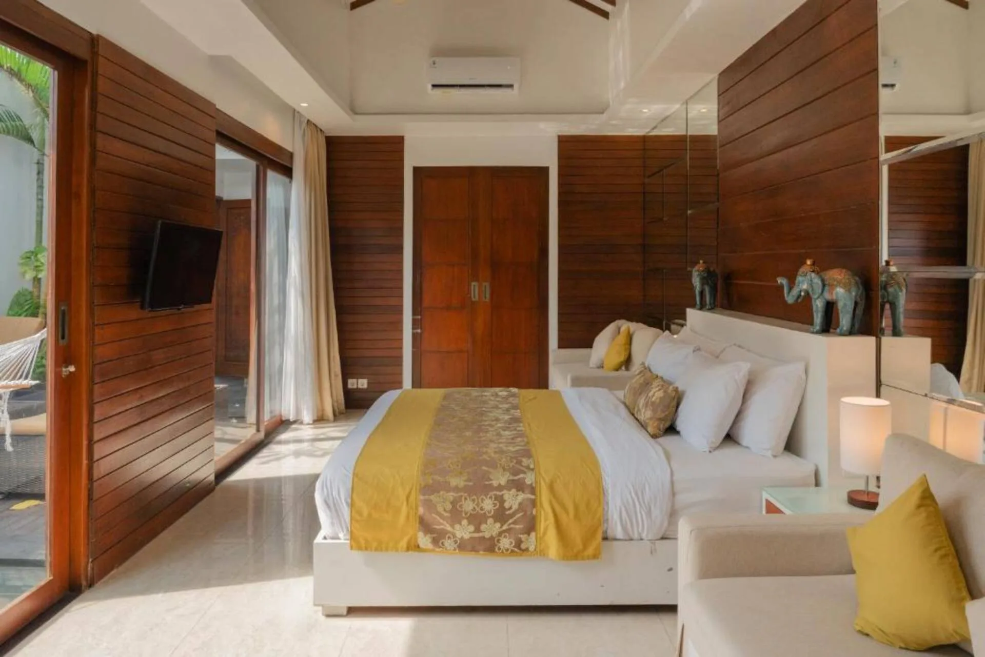 Coastal Beach Escape 1 Bedroom Private Villa in Kuta 3