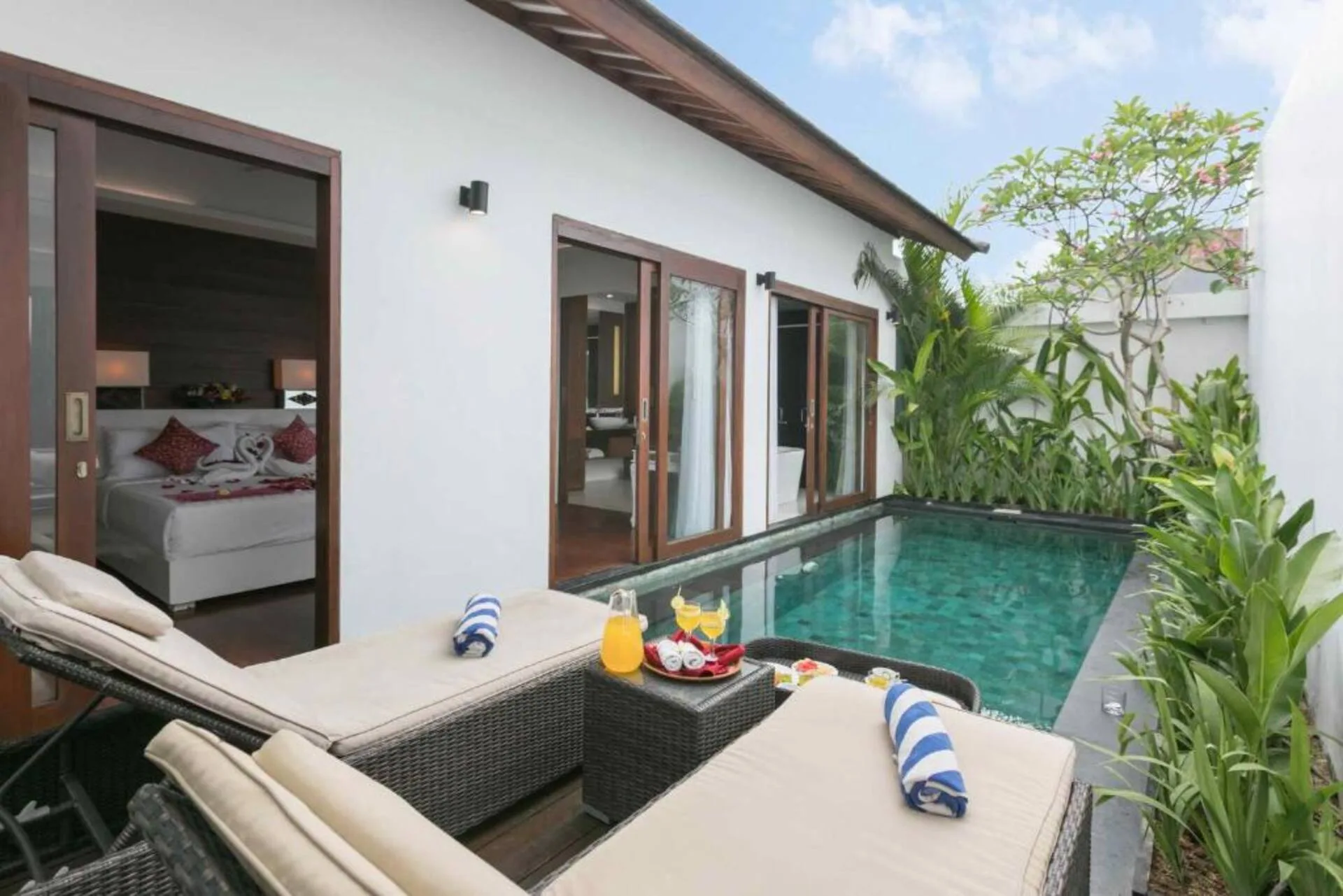 Coastal Beach Escape 1 Bedroom Private Villa in Kuta 4