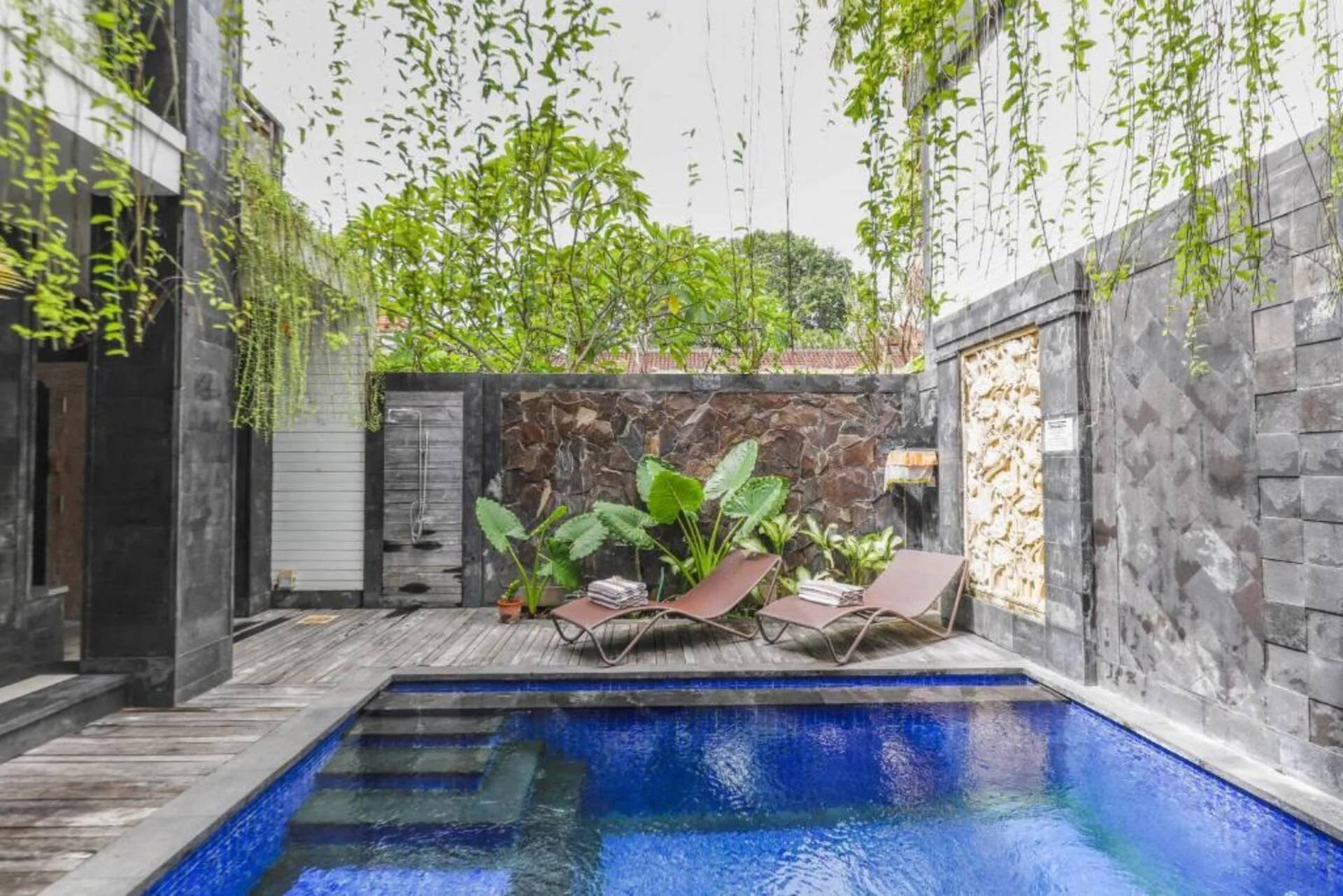 3 Bedroom Private Pool - 10 Minutes Walk to Beach 2